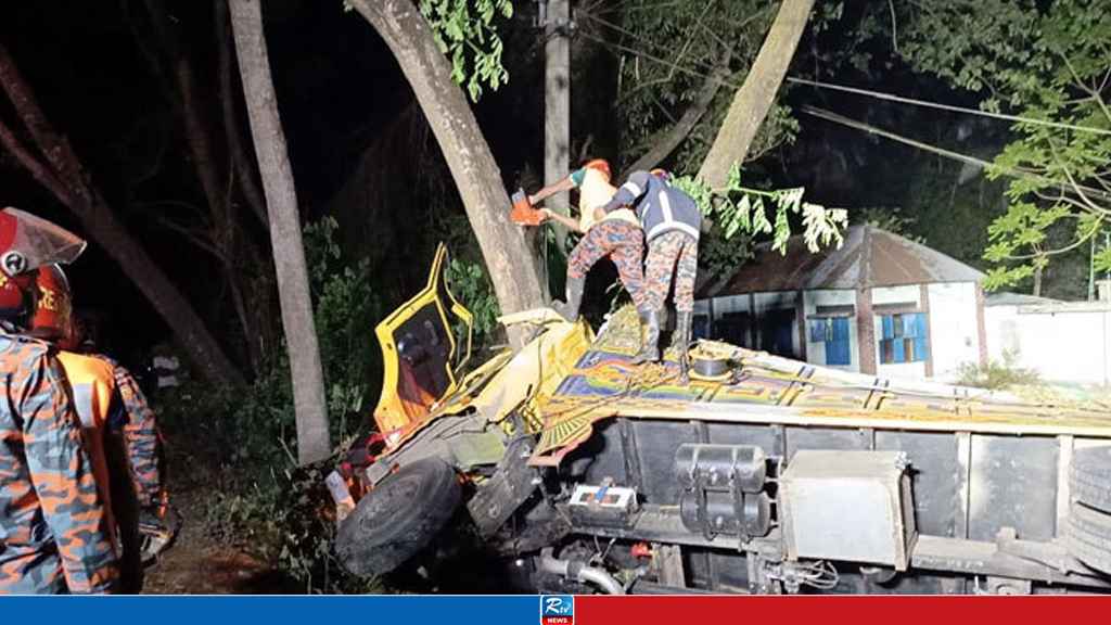 তরমুজবোঝাই ট্রাক উল্টে চালক-হেলপার নিহত