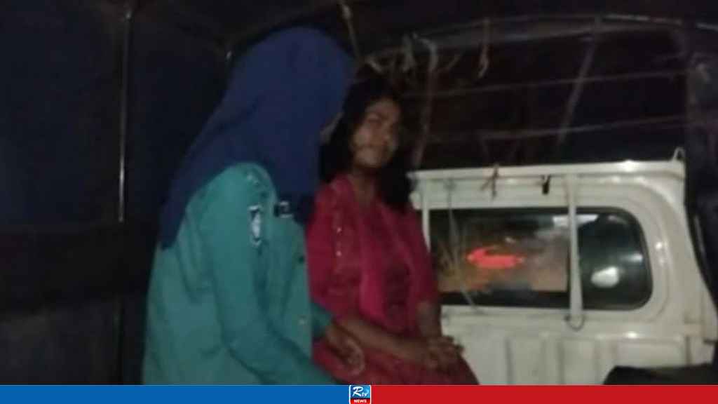 ববিতে ছাত্রলীগ নেত্রীকে আটক করে পুলিশে দিল ছাত্রদল