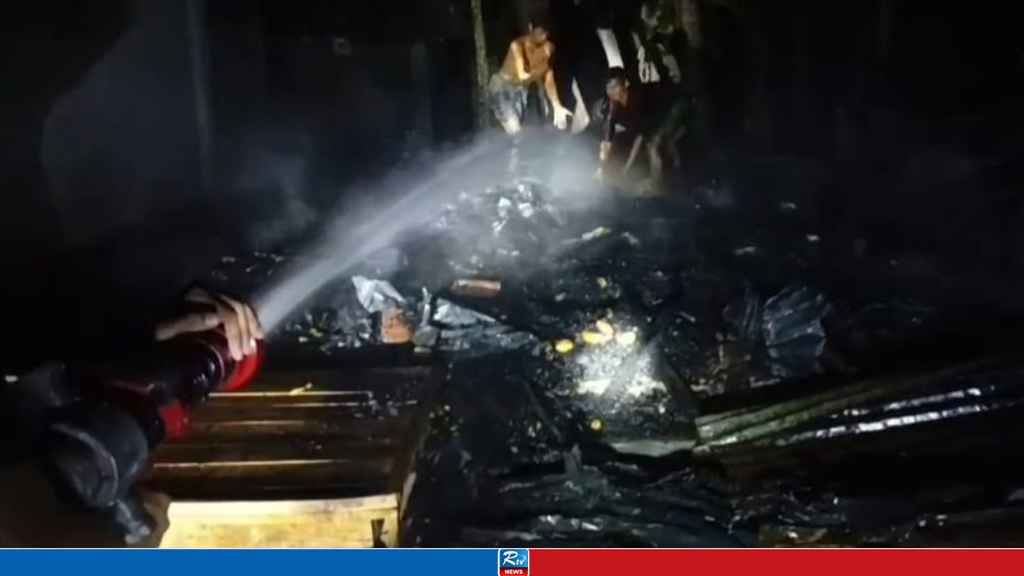 কলাপাড়ায় ভয়াবহ আগুন, বিএনপি কার্যালয়সহ ৫ দোকান পুড়ে ছাই