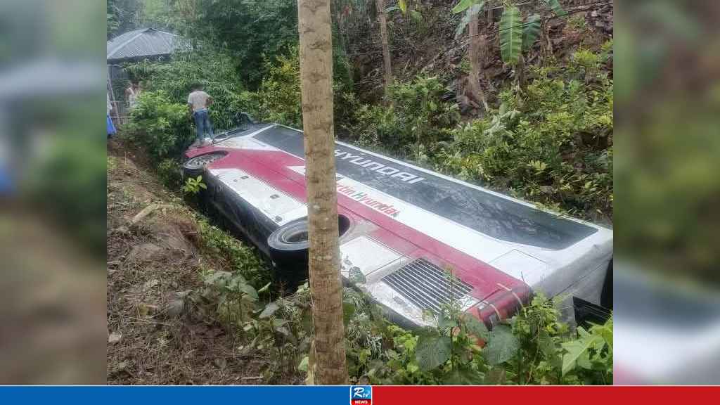 রাঙ্গামাটিতে যাত্রীবাহী বাস নিয়ন্ত্রণ হারিয়ে খাদে