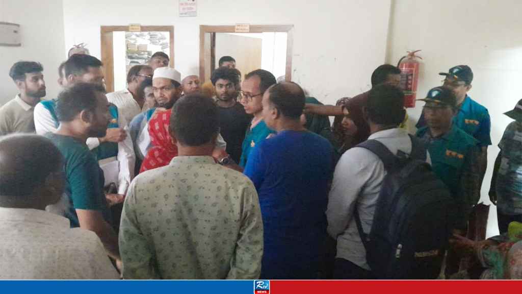 দুর্নীতির অভিযোগে নওগাঁ সাব-রেজিস্ট্রি অফিসে দুদকের অভিযান 