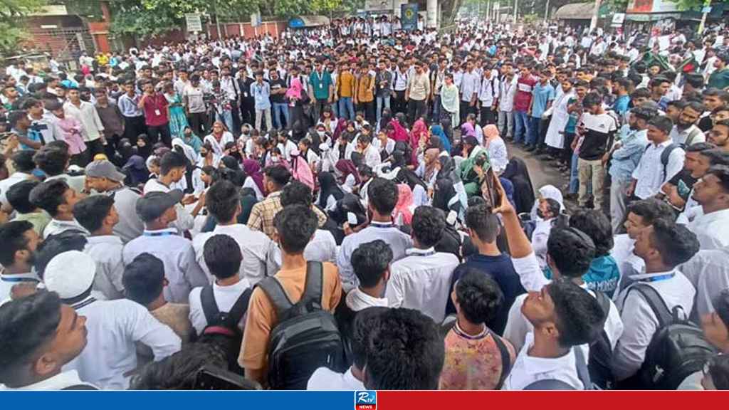 সাতরাস্তায় ৬ দফা দাবিতে সড়ক অবরোধ পলিটেকনিক শিক্ষার্থীদের