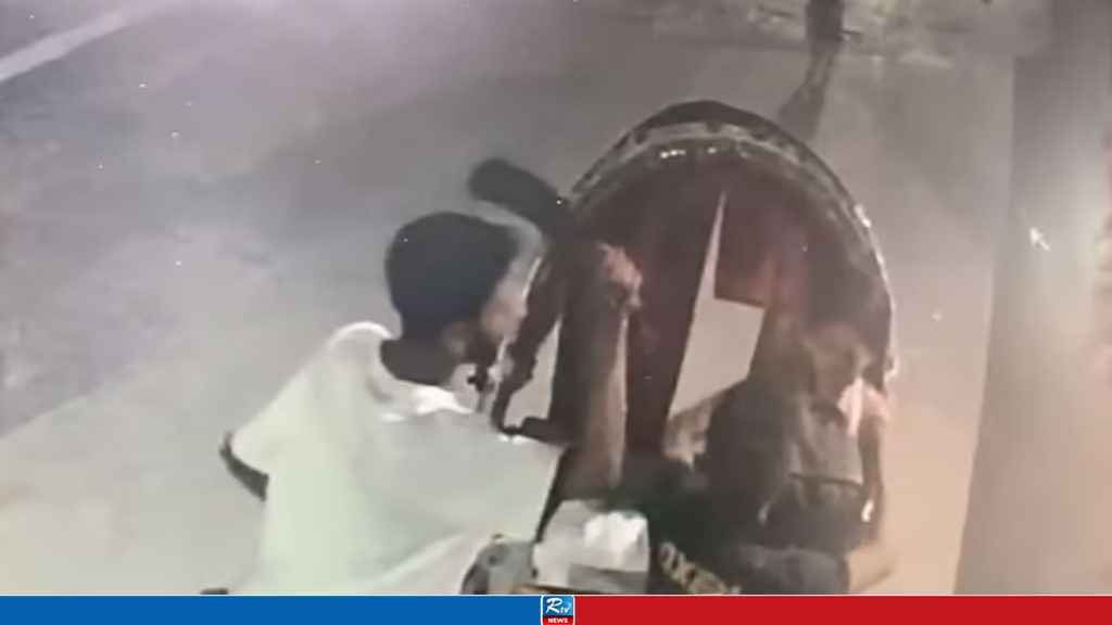 শেওড়াপাড়ায় চাপাতি ঠেকিয়ে ছিনতাই, ভিডিও ভাইরাল