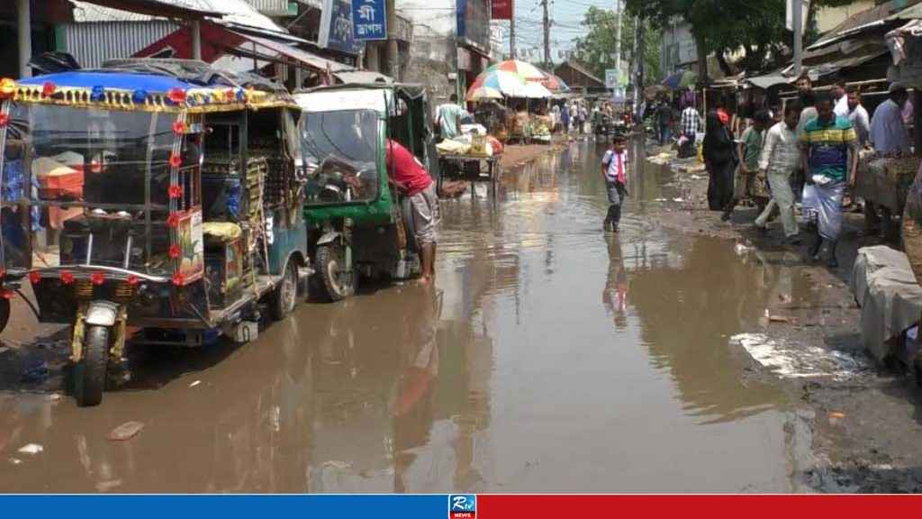 ৩০০ মিটার রাস্তার পানিতে পুরোবাজারে ভোগান্তি