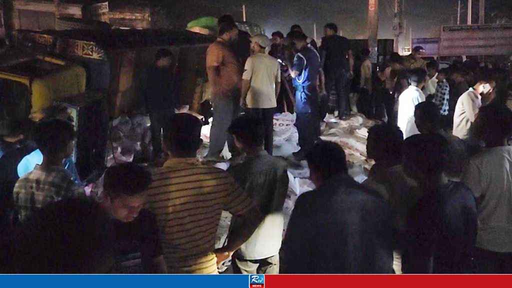 ঝিনাইদহে সারবোঝাই ট্রাক উল্টে নিহত ১