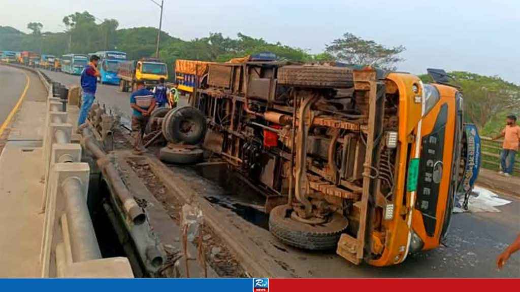 ট্রাক উলটে ঢাকা-চট্টগ্রাম মহাসড়কে ৮ কিলোমিটার যানজট