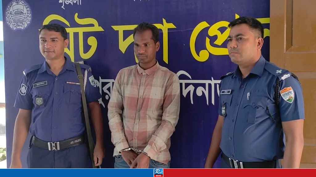 ঘুষ নেওয়ার সময় জনতার হাতে ভুয়া পুলিশ আটক