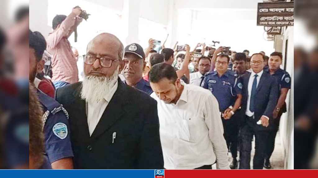 কুমিল্লায় ৬ আইনজীবীকে কারাগারে পাঠানোর নির্দেশ, আদালতে ডিম নিক্ষেপ