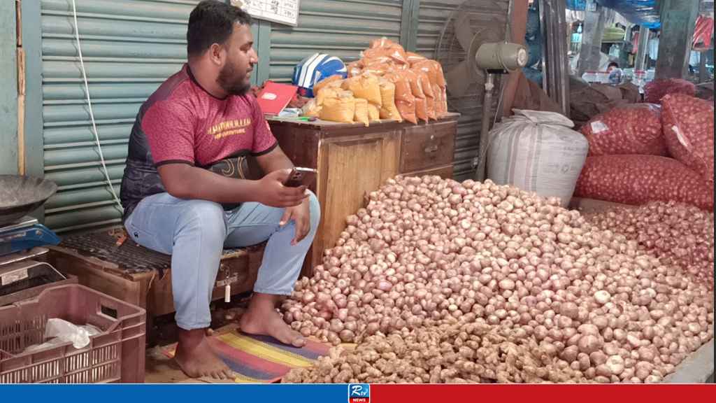 হিলিতে কেজিতে ৫ টাকা কমেছে দেশি পেঁয়াজের দাম