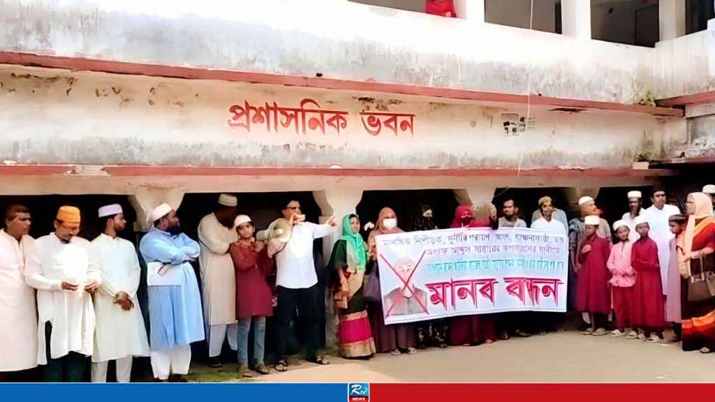 পাইকগাছায় মাদরাসা অধ্যক্ষের হেনস্তার প্রতিবাদে শিক্ষক-শিক্ষার্থীদের মানববন্ধন 