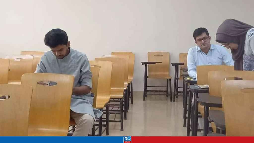 নর্থ সাউথের মাস্টার্স ভর্তি পরীক্ষায় অংশ নিলেন উপদেষ্টা আসিফ