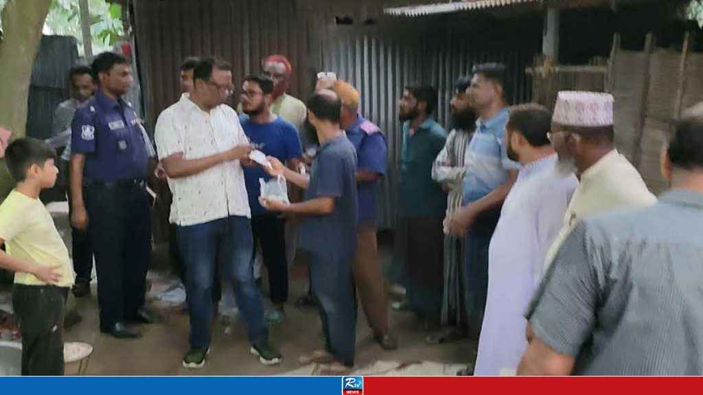 মা ঘরে ঢুকে দেখে আড়ায় ঝুলছে মেয়ের নিথর দেহ