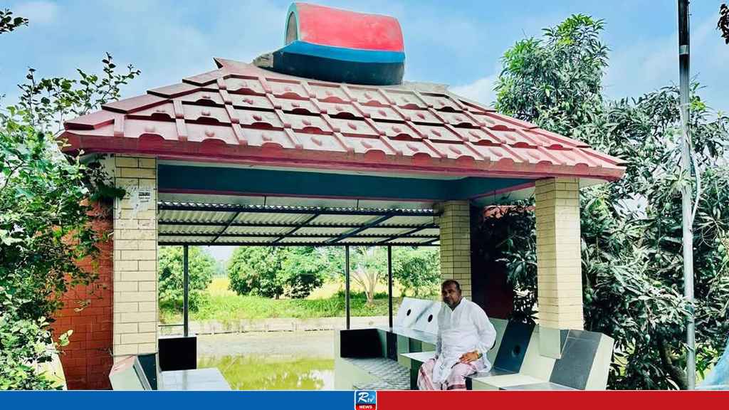নৌকার ভাস্কর্য ভেঙে আওয়ামী লীগ ছাড়ার ঘোষণা