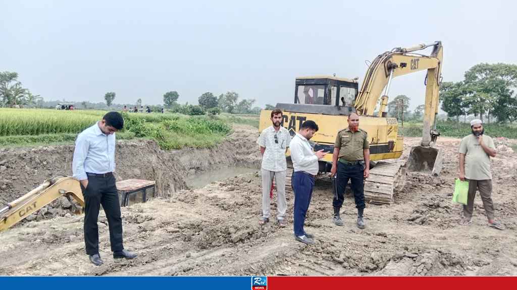ধামরাইয়ে অবৈধভাবে কৃষি জমির মাটি কাটায় জব্দ ৪ ভেকু