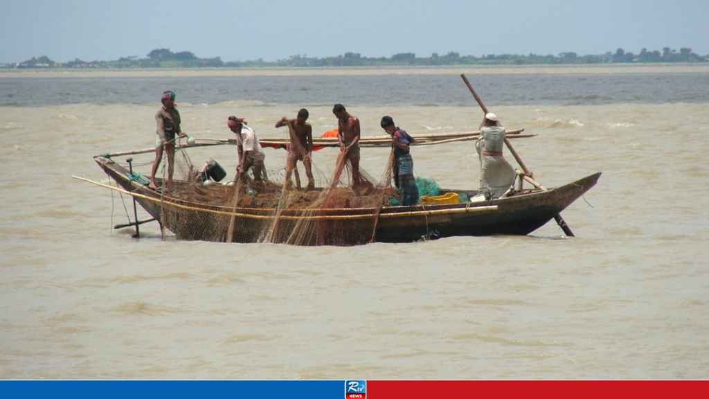 মধ্যরাত থেকে নদীতে নামবেন চাঁদপুরের অর্ধ লক্ষাধিক জেলে  