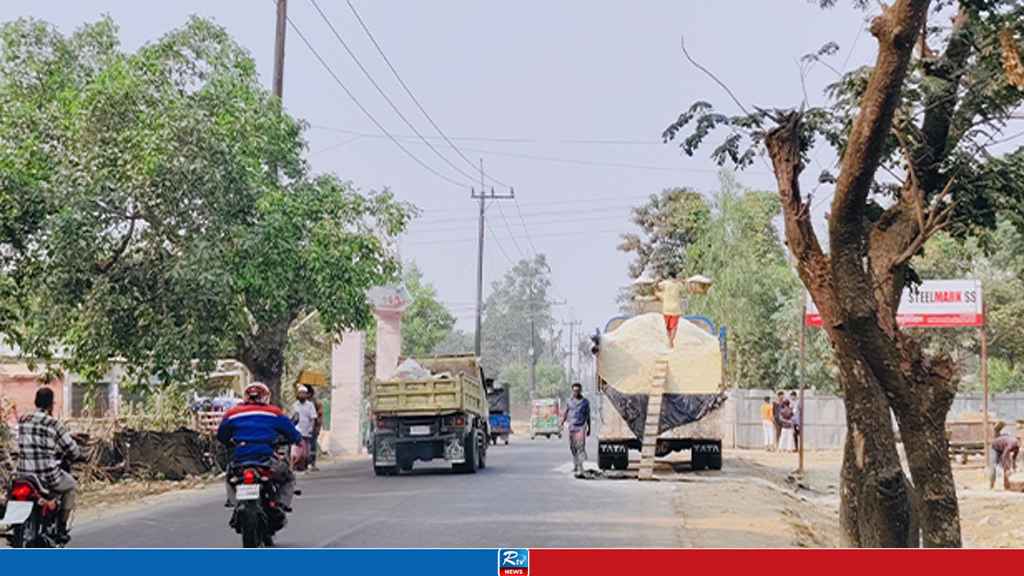 লবণ পানিতে পিচ্ছিল মহাসড়ক যেন মরণফাঁদ