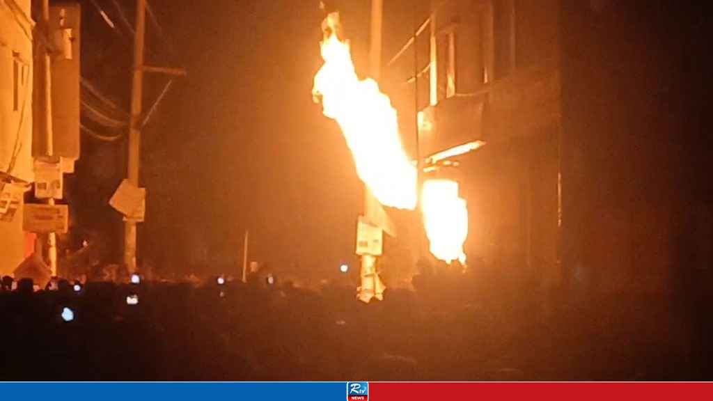 গ্যাস সিলিন্ডার লিকেজ থেকে আগুন, নিয়ন্ত্রণে ৪ ইউনিট