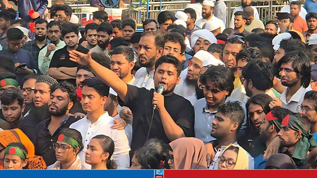 কর্মসূচি প্রত্যাহারের ডাক এলেও আন্দোলন চালিয়ে যাওয়ার আহ্বান হাসনাতের