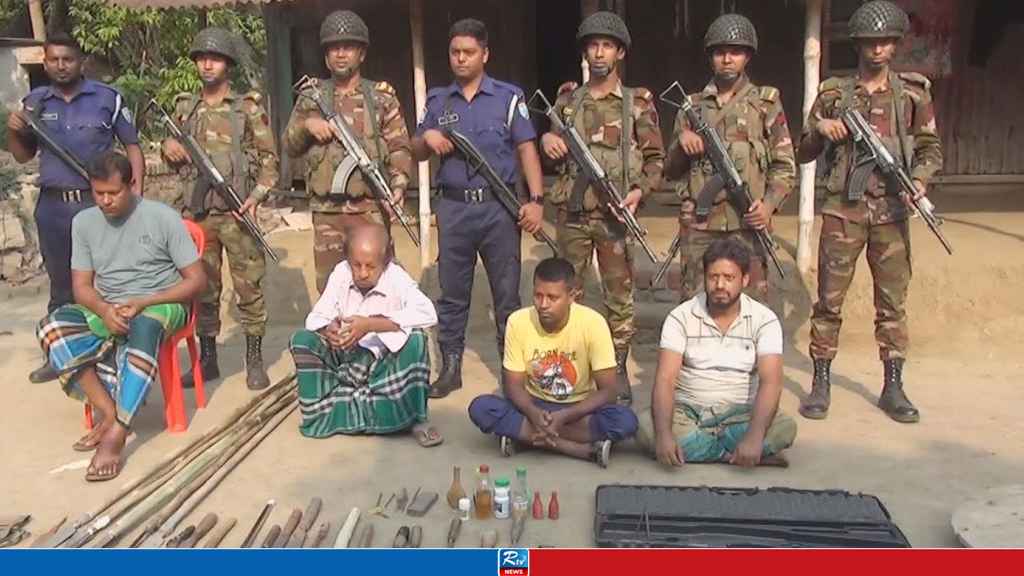 নড়াইলে সেনাবাহিনীর অভিযান, দেশীয় অস্ত্রসহ আটক ৪