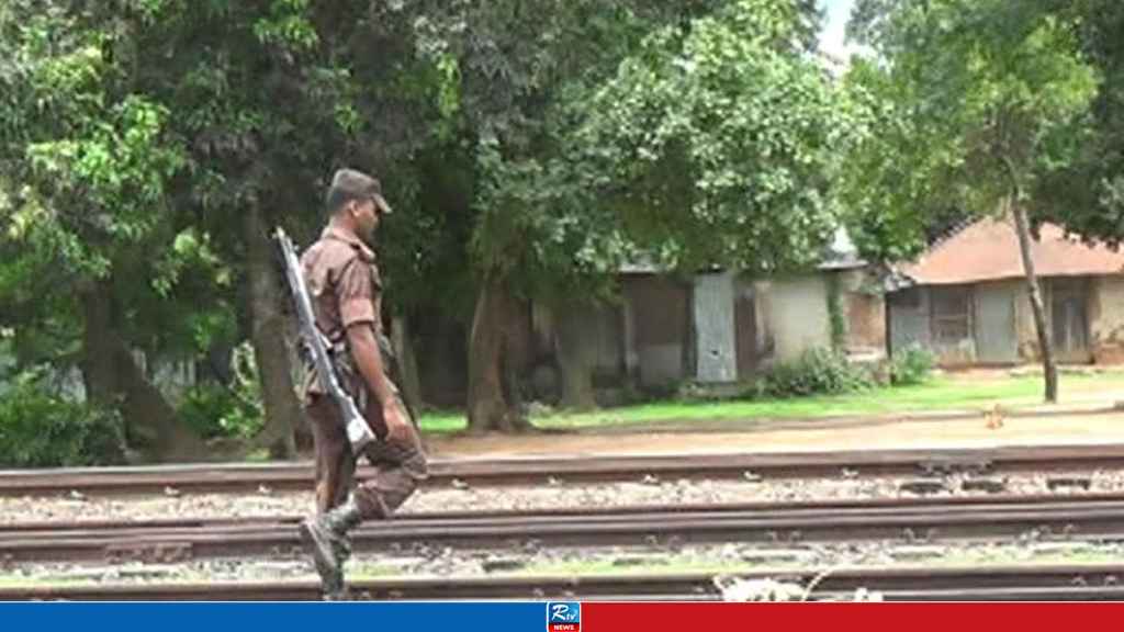 হিলি সীমান্তে সতর্ক অবস্থানে পুলিশ ও বিজিবি