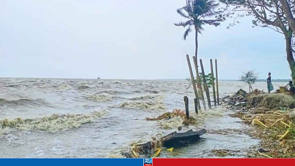 গুমোট আবহাওয়ায় উত্তাল সমুদ্র