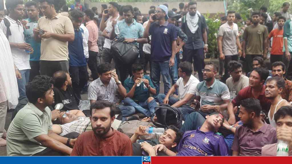 পুলিশের টিয়ারগ্যাস ও লাঠিচার্জে আহত জবির ২৫ শিক্ষার্থী ঢামেকে