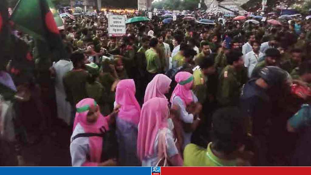 স্নাতক স্বীকৃতির দাবিতে শাহবাগ অবরোধ নার্সিং শিক্ষার্থীদের