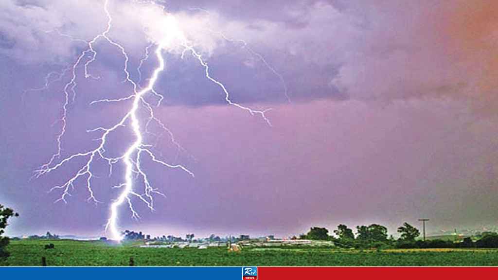 ভুট্টা তুলতে গিয়ে বজ্রপাতে বাবার মৃত্যু, ছেলে হাসপাতালে