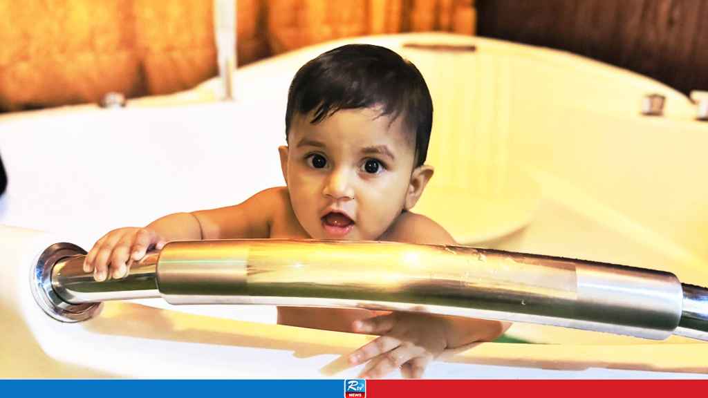 গরমকালে যেসব নিয়মে গোসল করালে সুস্থ থাকবে শিশু