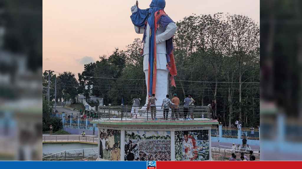 রাঙ্গামাটিতে ভেঙে ফেলা হচ্ছে বঙ্গবন্ধুর ভাস্কর্য