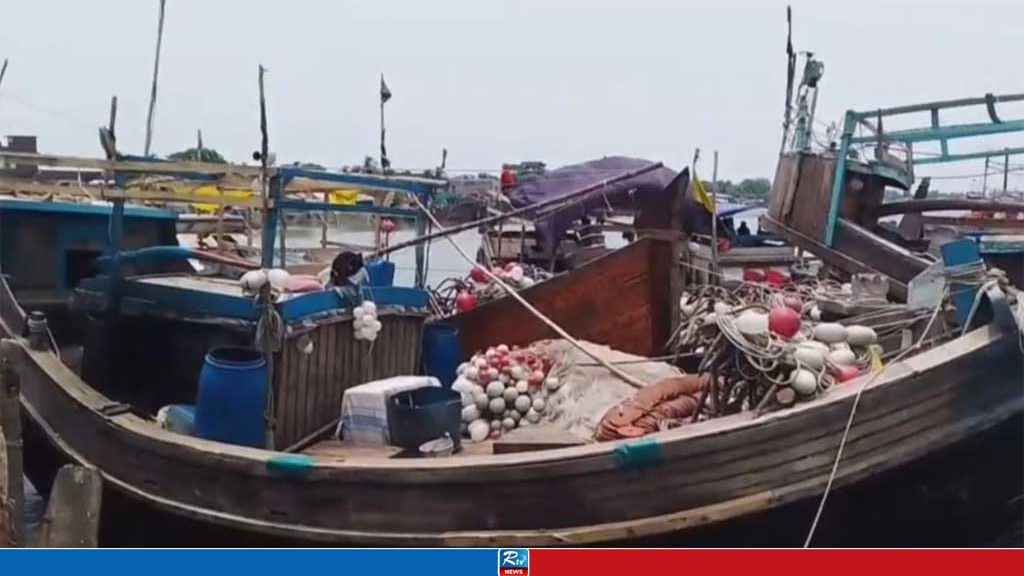 নিষেধাজ্ঞা উপেক্ষা করে সাগরে মাছ শিকার, ১৬ জেলে আটক