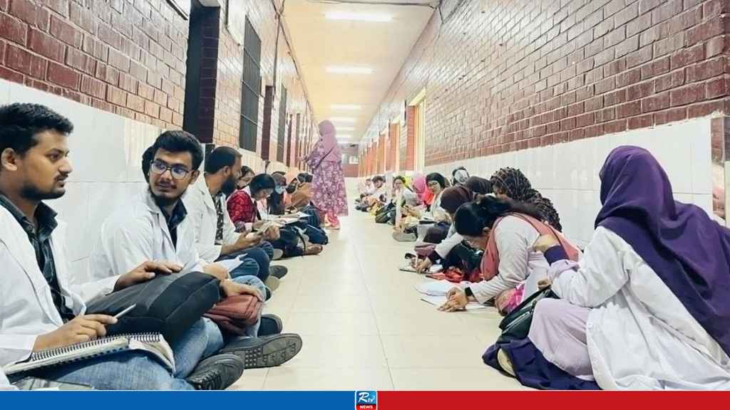 পঙ্গু হাসপাতালের পরিচালকের কক্ষের সামনে শিক্ষার্থীদের অবস্থান