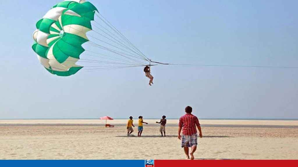 প্যারাসেইলিং থেকে ছিটকে পড়লেন স্বামী-স্ত্রী, অতঃপর...