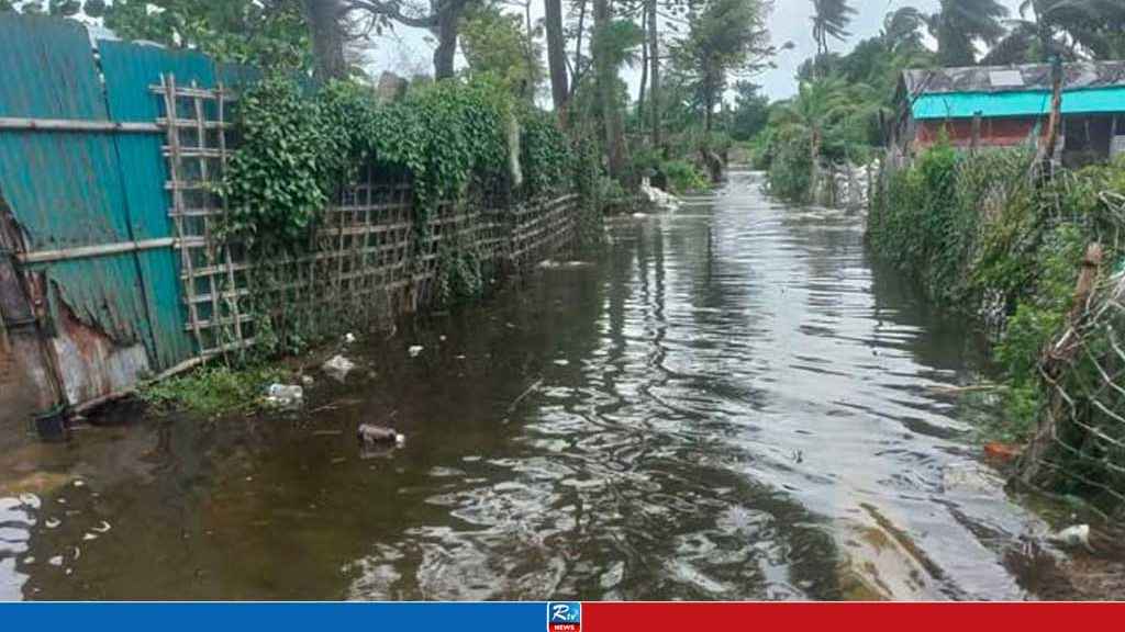 সেন্টমার্টিনে জোয়ারে তলিয়ে গেছে শতাধিক বাড়ি