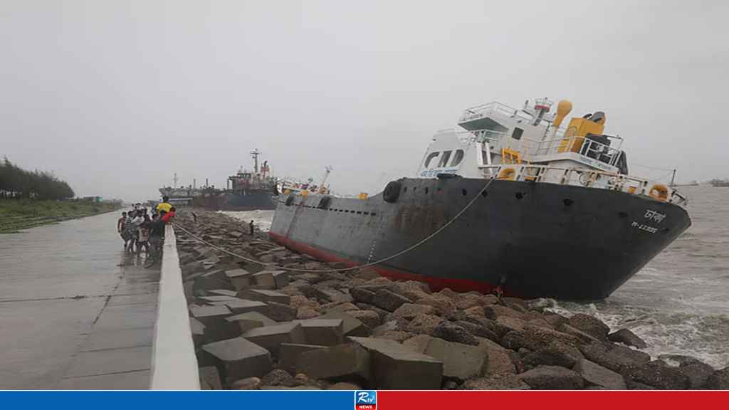 সাগরের উত্তাল ঢেউয়ে উপকূলে উঠে গেল চারটি জাহাজ