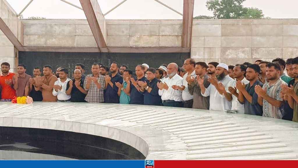 জিয়াউর রহমানের সমাধিতে ‘আমারা বিএনপি পরিবার’র শ্রদ্ধা