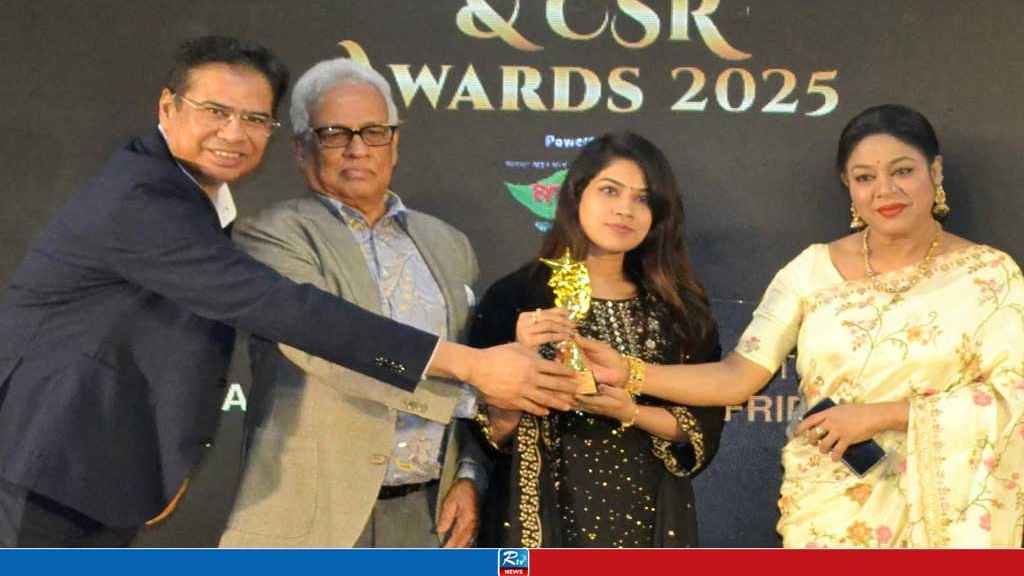 ভ্রমণ লেখায় সম্মাননা পেলেন শিউলী রোজা