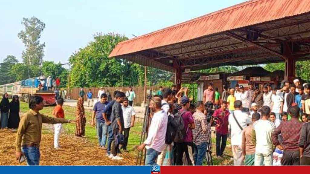 নোয়াখালীতে 'সুবর্ণচর এক্সপ্রেস' দ্রুত চালুর দাবিতে রেলপথ অবরোধ