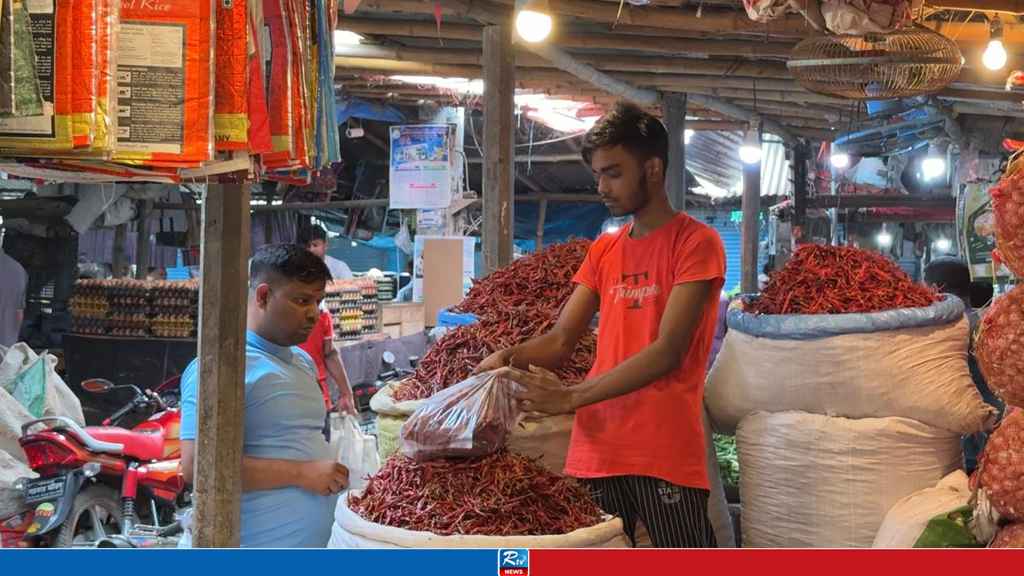 হিলিতে কমেছে দেশি শুকনো মরিচের দাম
