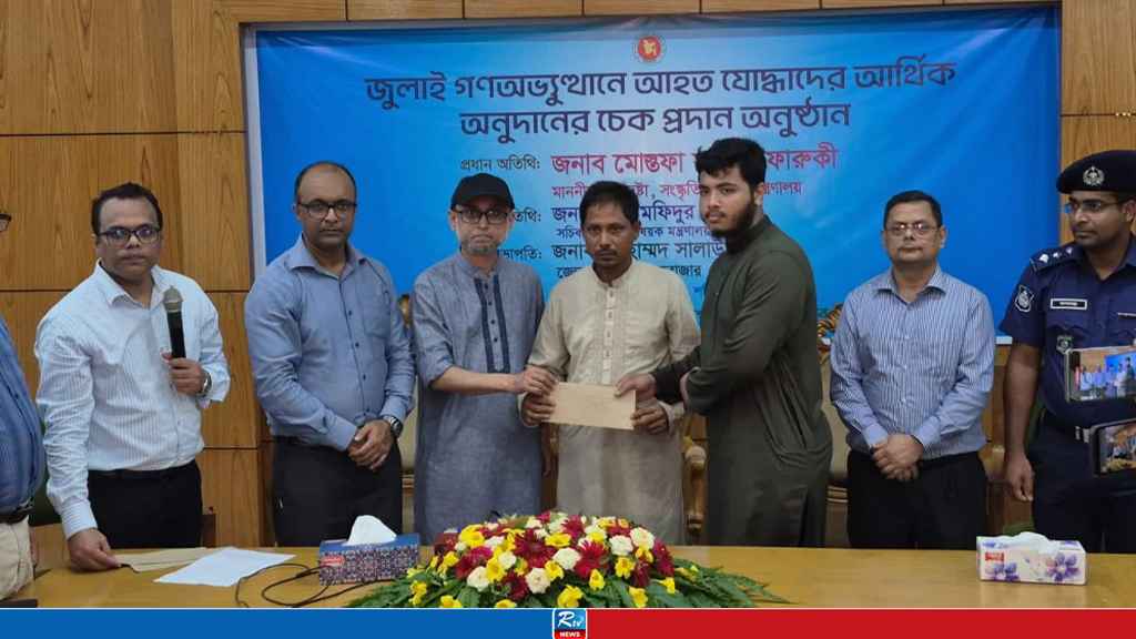শহীদ ওয়াসিম আকরামের বাড়িতে উপদেষ্টা ফারুকী  