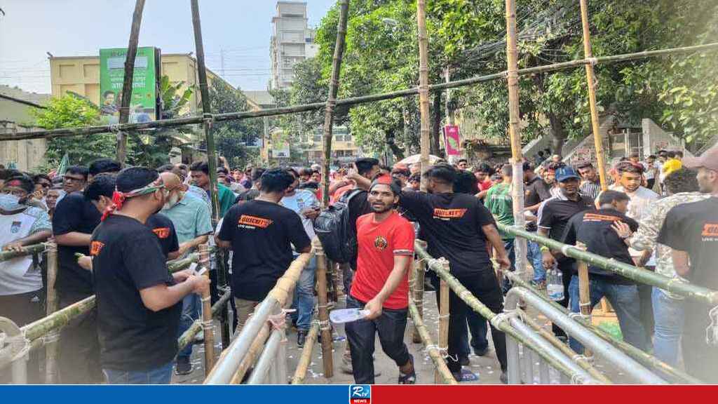 সমর্থকদের ঢল