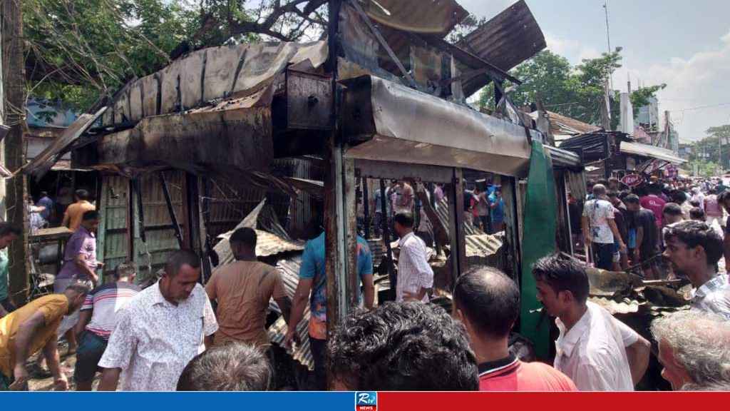 মানিকগঞ্জের হরিরামপুরে অগ্নিকাণ্ডে পুড়েছে ৭ দোকান