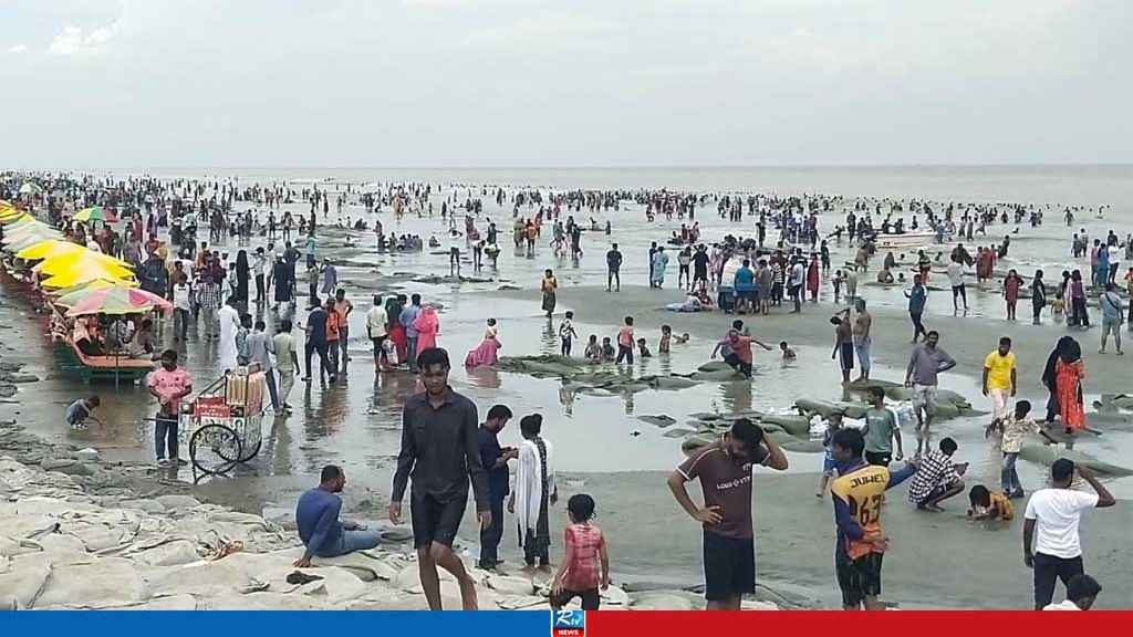 কুয়াকাটায় পর্যটকদের উপচে পড়া ভিড়, খালি নেই হোটেল-মোটেল
