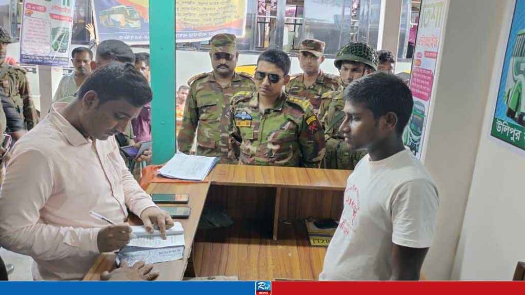 উলিপুরে অতিরিক্ত ভাড়া আদায়, দুই বাস মালিককে জরিমানা