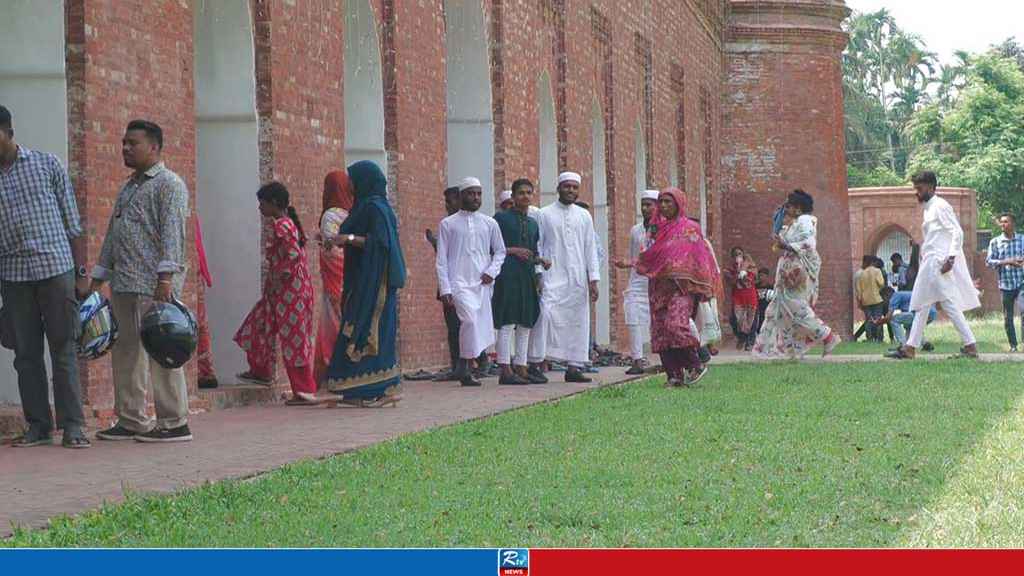 ঈদের ছুটিতে ষাটগম্বুজ মসজিদে পর্যটকদের ভিড়