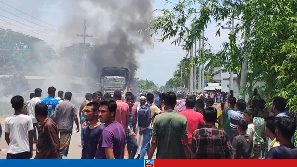 শেরপুরে বাসচাপায় সাবেক সেনাসদস্য নিহত, বাসে আগুন দিলো জনতা