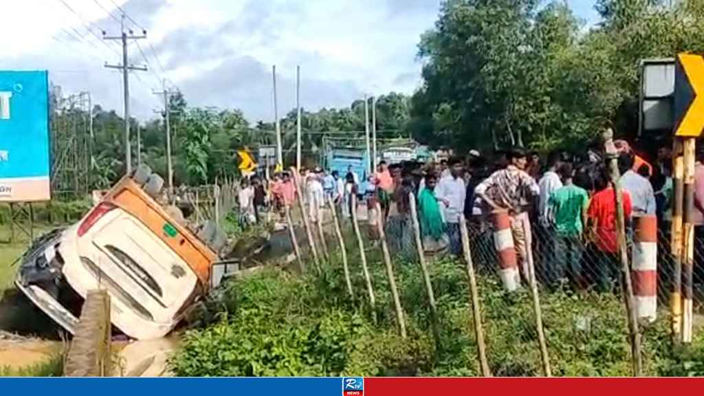 কক্সবাজারে বাস-কাভার্ডভ্যান সংঘর্ষে নিহত ৩