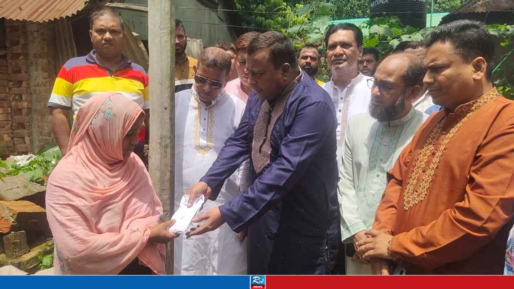 বিধবার ঘরে তারেক রহমানের সহায়তা পৌঁছে দিলেন খোরশেদ আলম