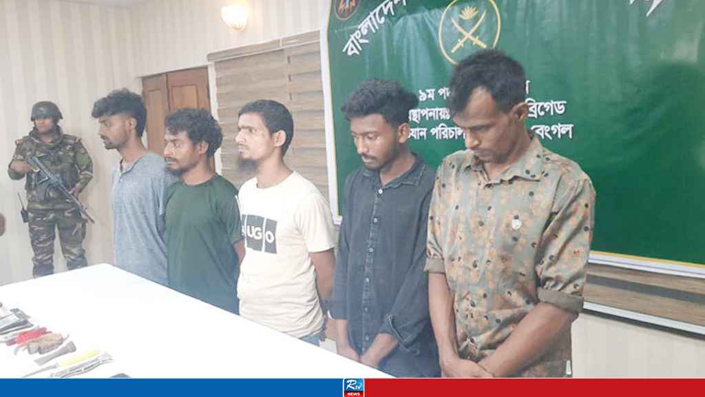 সাভারে যৌথবাহিনীর অভিযান, দেশীয় অস্ত্রসহ ৫ ছিনতাইকারী আটক