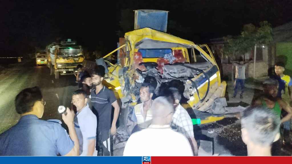 নবাবগঞ্জে ২ ট্রাকের মুখোমুখি সংঘর্ষে চালক নিহত